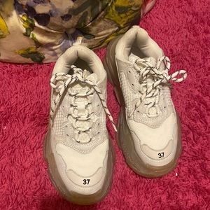 Authentic White balengica gym shoes size 37 (7)
